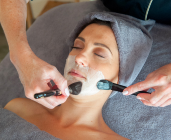 application-soin-visage-hydratation Application d'un soin hydratant avec pinceau