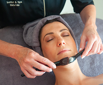 soin-visage-hydratation Soin hydratation du visage application au pinceau