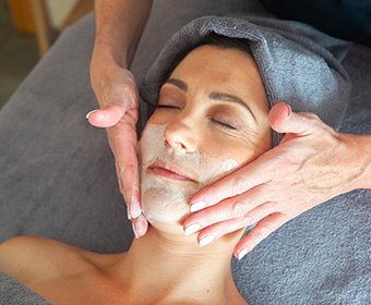 soin-visage-masque-hydratation Application d'un masque sur le visage