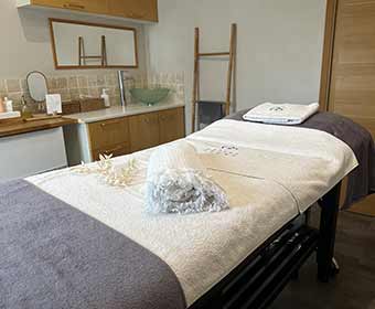 cabine-soin-visage Application d'un soin hydratant avec pinceau
